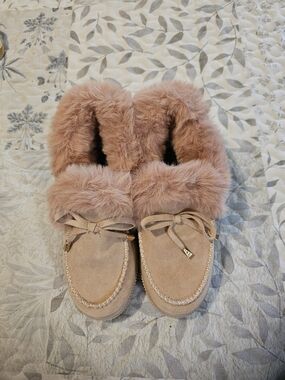 Women’s Faux-Fur Lined Suede Moccasin Slippers - Blush Pink